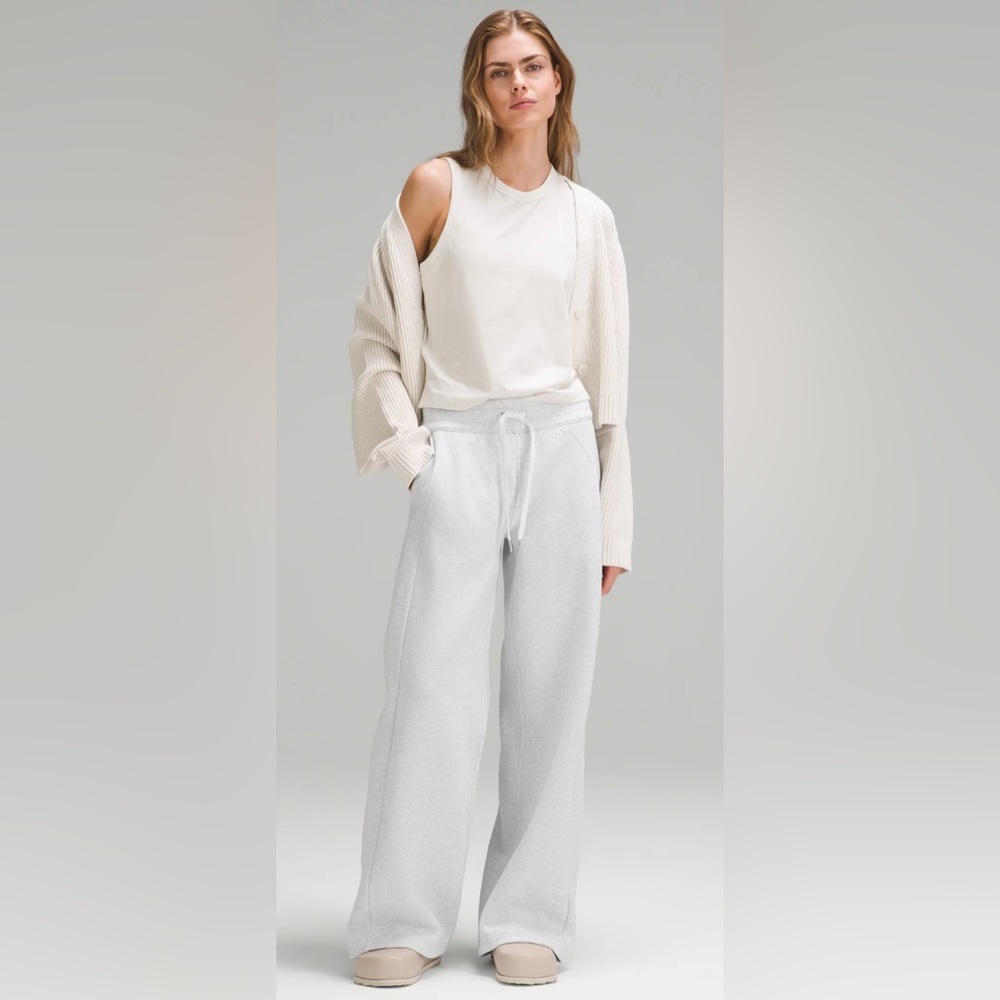 Lululemon wide leg track pants. SZ 6. EUC. Light grey.